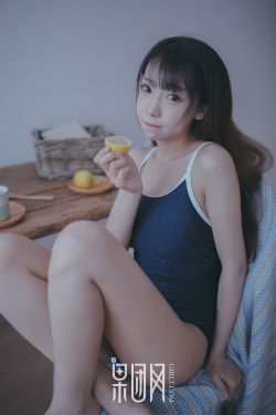 美女撅着白嫩光屁股挨打